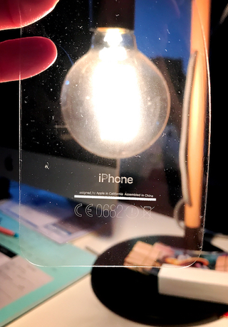 Illustration for article titled Otro problema para el iPhone 7 negro brillante: el texto del panel trasero puede despegarse con facilidad